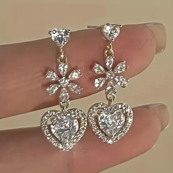 🔅🆕🔅 Elegant Heart Flower Simulated Diamonds Dangle Earrings✨ - Picture 1 of 10